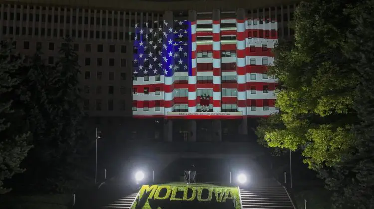 SUA sărbătoresc Ziua Independenței: Clădirile din Chișinău au fost iluminate în culorile drapelului american