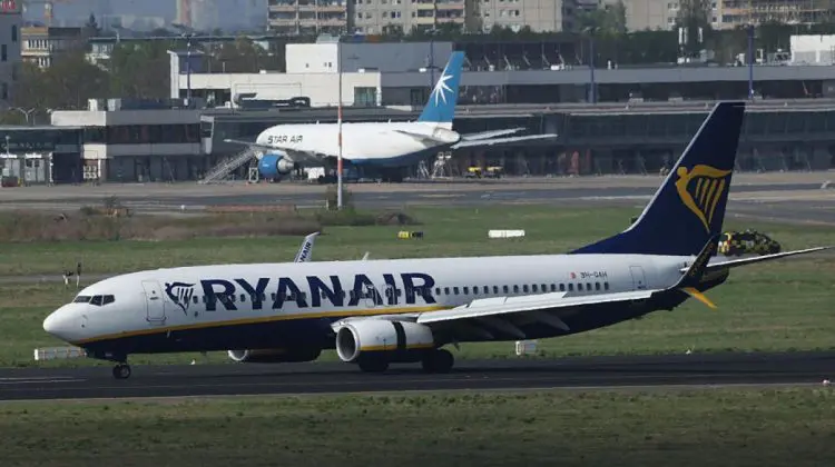 Invazie de țânțari într-un avion Ryanair. Pasagerii au fost mutați, iar zborul a întârziat trei ore