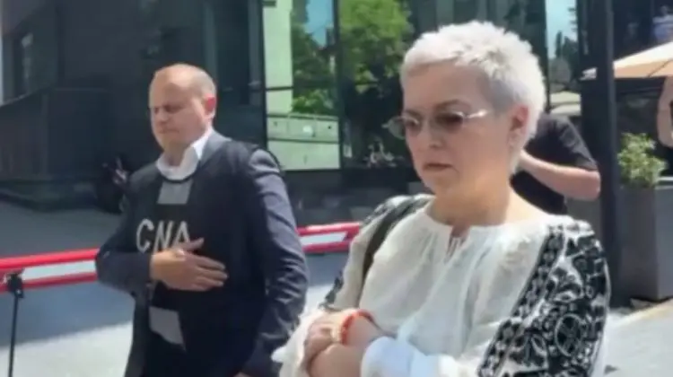 MOMENTUL în care Tatiana Nistorică, de la Ministerul Agriculturii, este escortată la CNA