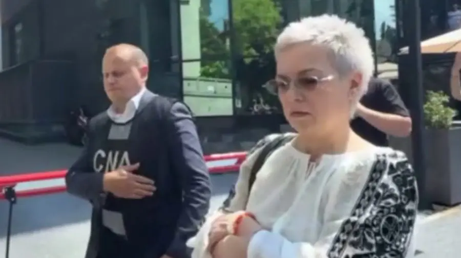 MOMENTUL în care Tatiana Nistorică, de la Ministerul Agriculturii, este escortată la CNA