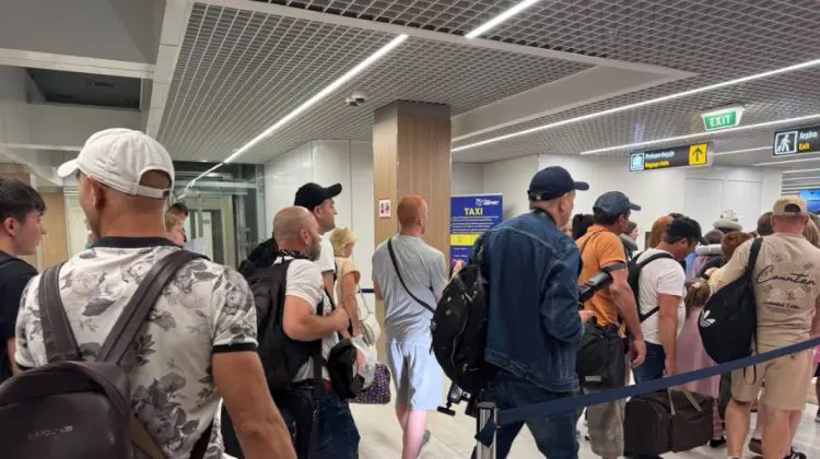 Cozi mari la aeroportul din Chișinău: Pasagerii sunt sfătuiți să se prezinte cu 3-4 ore înainte de zbor