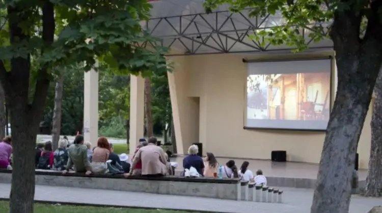 Chișinăuienii s-au adunat în Parcul „Alunelul” pentru filmul „Fii fericită, Iulia!”