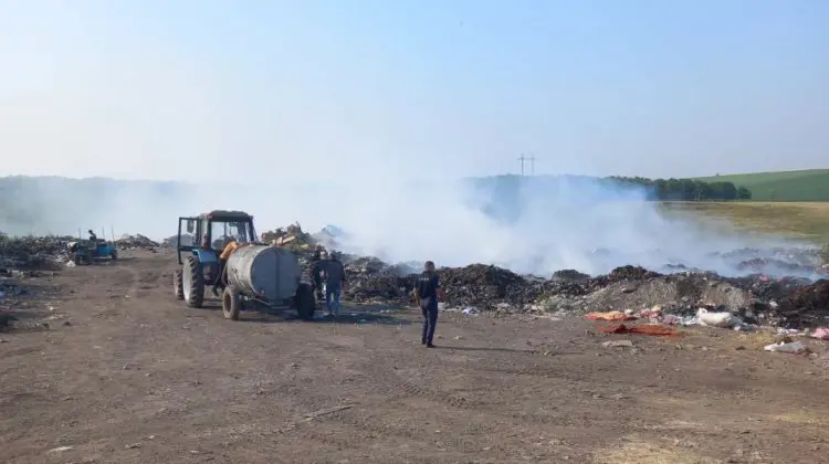 Groapa de gunoi din Glodeni, cuprinsă de flăcări