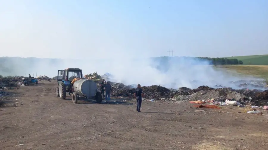 Groapa de gunoi din Glodeni, cuprinsă de flăcări