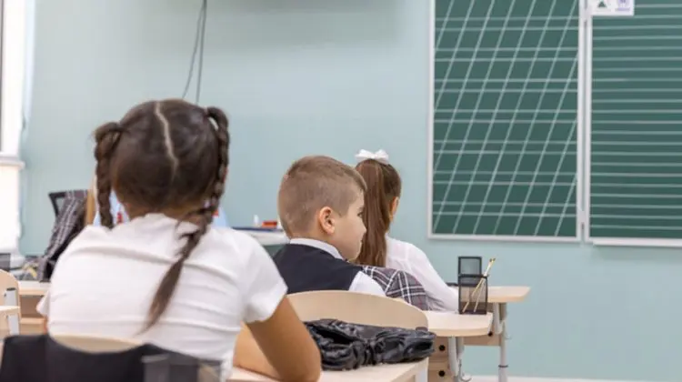 Elevii din clasa a IV-a revin la note din septembrie, după 11 ani de calificative
