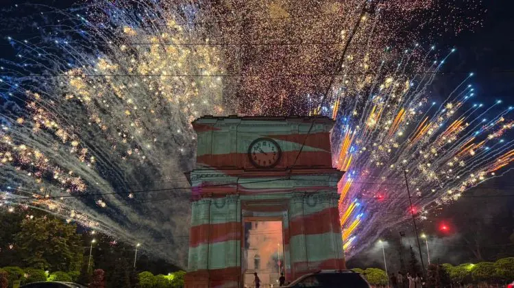 FOTO Spectacol de artificii în centrul Chișinăului cu ocazia Zilei Independenței SUA