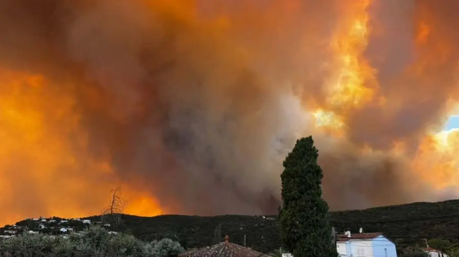 VIDEO Incendiu scăpat de sub control în Spania: Zeci de mii de persoane, avertizate să nu iasă din case