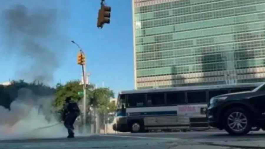 Un bărbat a murit după ce și-a dat foc în fața sediului ONU la New York