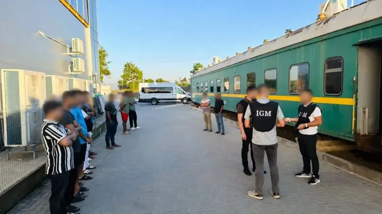 Imaginea muncitorilor străini cazați în vagoane de tren a ajuns și în Parlament. Deputații cer audierea MAI