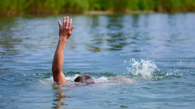 FOTO Tragedie pe Nistru: Un minor s-a înecat pe o plajă neautorizată