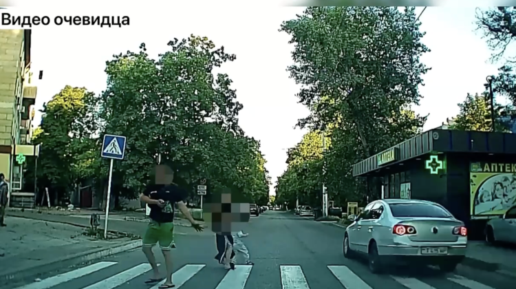 Născuți în cămașă! O femeie și un copil mai nu au fost spulberați pe trecerea de pietoni de un vitezoman
