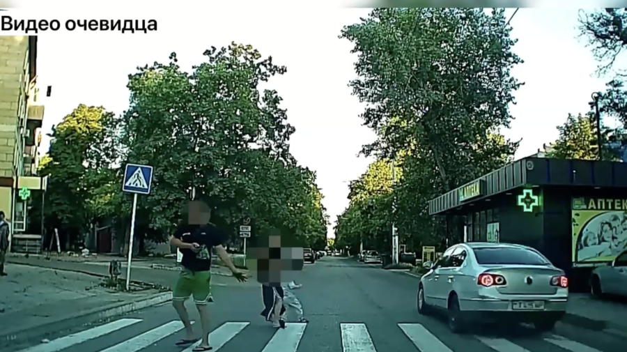Născuți în cămașă! O femeie și un copil mai nu au fost spulberați pe trecerea de pietoni de un vitezoman