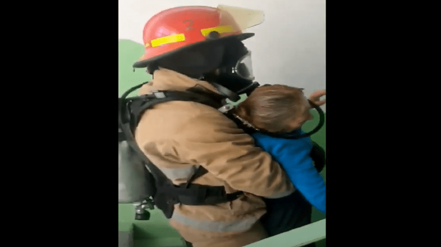 Salvată de pompieri. O bătrână care se afla în apartamentul cuprins de flăcări, evacuată de angajații IGSU (VIDEO)