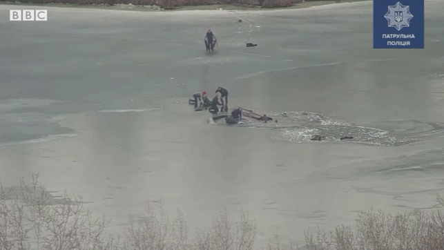(VIDEO) La limita dintre viață și moarte! Patru bărbați au rămas vii ca prin minune după ce s-au prăvălit sub gheață