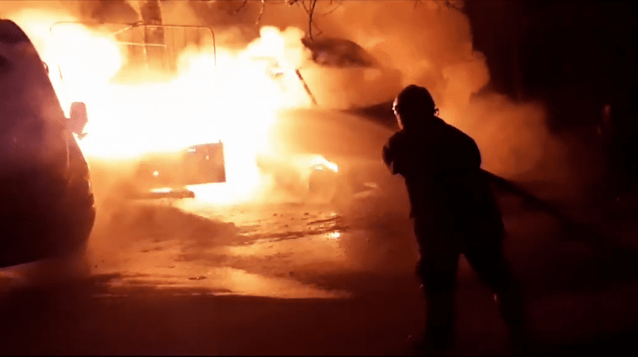 Două microbuze și o remorcă au ars noaptea trecută la Telecentru (VIDEO)