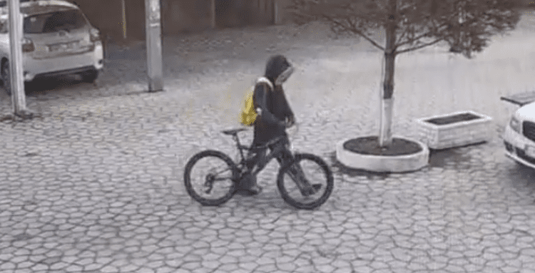 Surprins de camerele de supraveghere în momentul în care fură o bicicletă. Tânărul riscă 4 ani de pușcărie