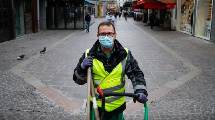 (VIDEO) Faceți cunoștință cu măturătorul de străzi din Paris care a devenit o celebritate TikTok