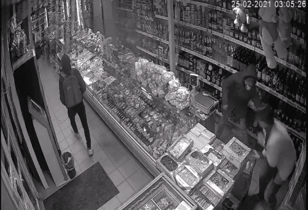Doi tineri din Bălți, reținuți pe urme fierbinți după ce au amenințat cu un cuțit o vânzătoare și au sustras 3.300 lei