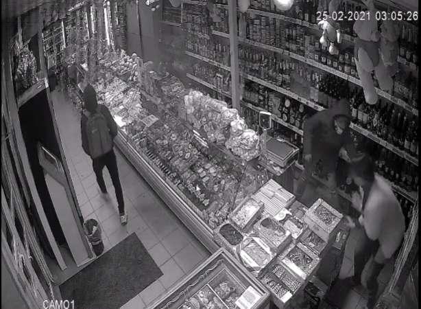 Doi tineri din Bălți, reținuți pe urme fierbinți după ce au amenințat cu un cuțit o vânzătoare și au sustras 3.300 lei