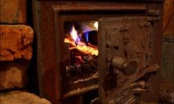 Peste 64% din gospodăriile „satelor europene” ale Moldovei se încălzesc cu lemne, iar 43% dintre case sunt din lut