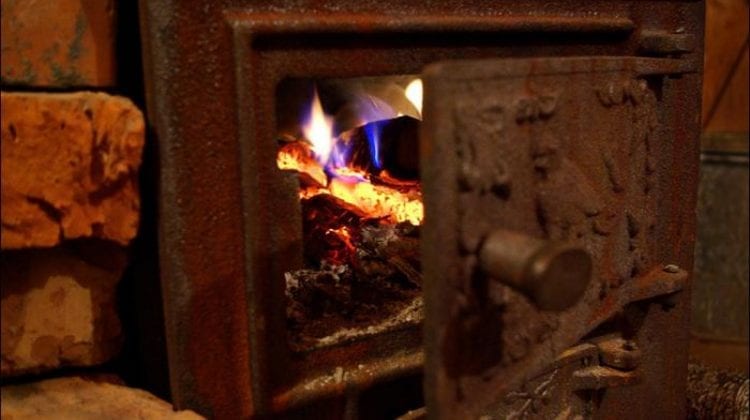 Peste 64% din gospodăriile „satelor europene” ale Moldovei se încălzesc cu lemne, iar 43% dintre case sunt din lut