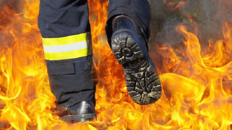 Incendiu violent în Capitală! A luat foc mansarda unui bloc de locuințe