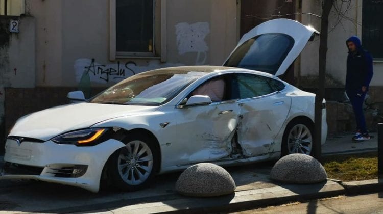 (FOTO) Accident de LUX! O TESLA și un Mercedes s-au „pupat” pe o stradă din capitală