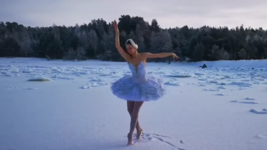 (VIDEO) Dans pe gheață la -15! Protestul unei rusoaice fată de construcția unui port în apropiere de St. Petersburg