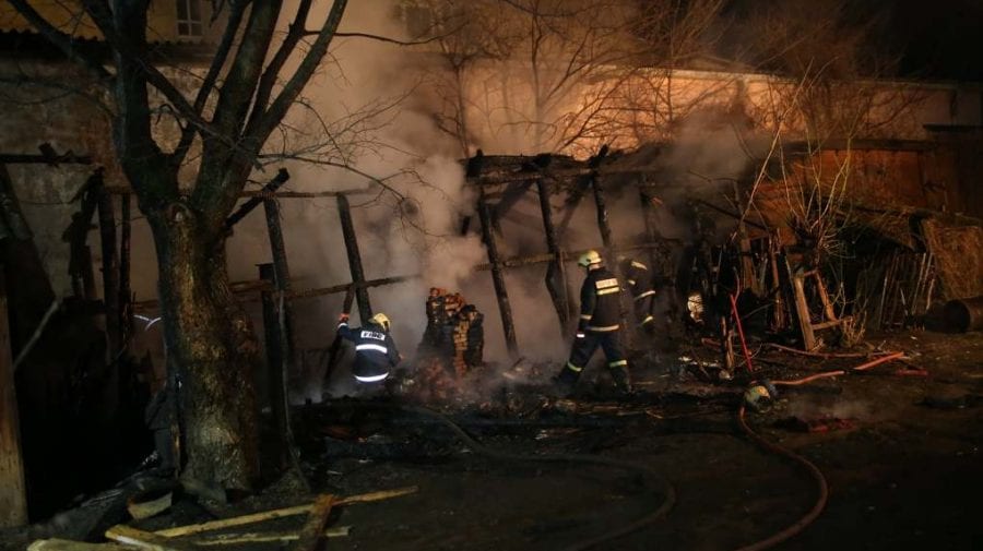 Incendiu la Bălți într-o construcție din apropierea unui bloc de locuit. Pompierii au depistat o butelie de gaz