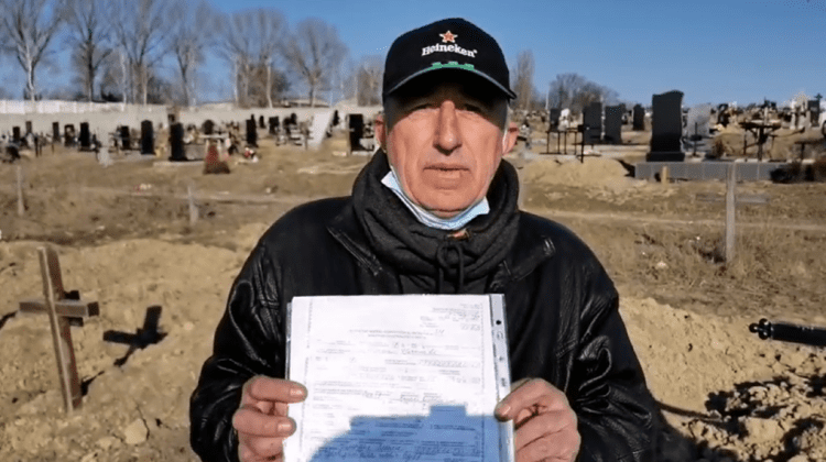 (VIDEO) Un moldovean revenit acasă de peste hotare a depistat că „este mort” și înmormântat
