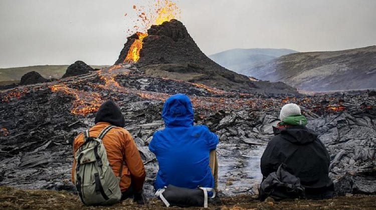 (VIDEO) Vulcanul erupt oferă un spactacol uimitor pentru localnicii și turiștii din Islanda