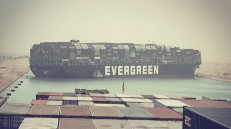 (FOTO) O navă de 400 de metri a blocat Canalul Suez, o rută vitală pentru comerţul internaţional