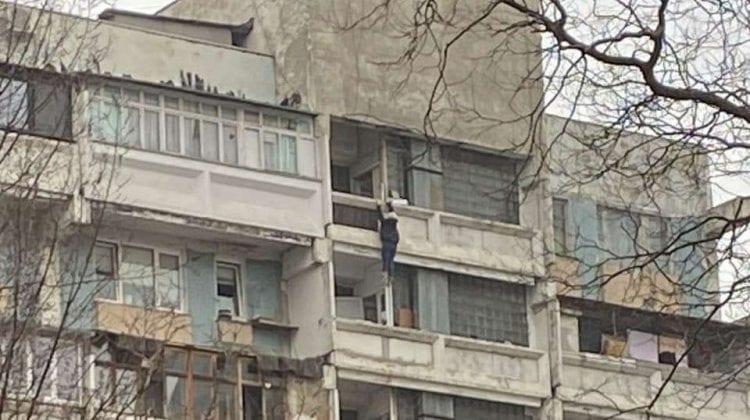 (VIDEO) O femeie a murit după ce a căzut în gol de la etajul 11 al unui bloc de locuit din sectorul Râșcani