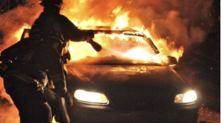 Patru autovehicule, cuprinse de flăcări noaptea trecută la Sângera. Un autobuz și un automobil, distruse total