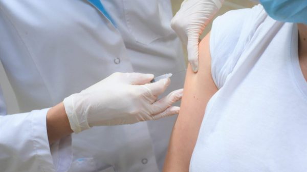 Începe imunizarea lucrătorilor medicali din asistența primară și centrele de sănătate raionale