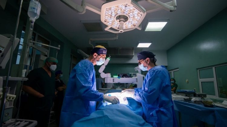 O tânără cu un chist ovarian de 100 kg i-a uimit pe medici: Tumora avea un diametru de un metru