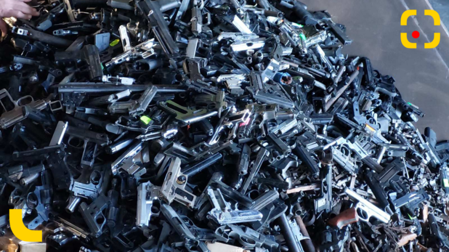 VIDEO Peste 2 000 de arme, transformate într-o bucată de metal, cu sprijinul UE și PNUD. Detalii de la IGP