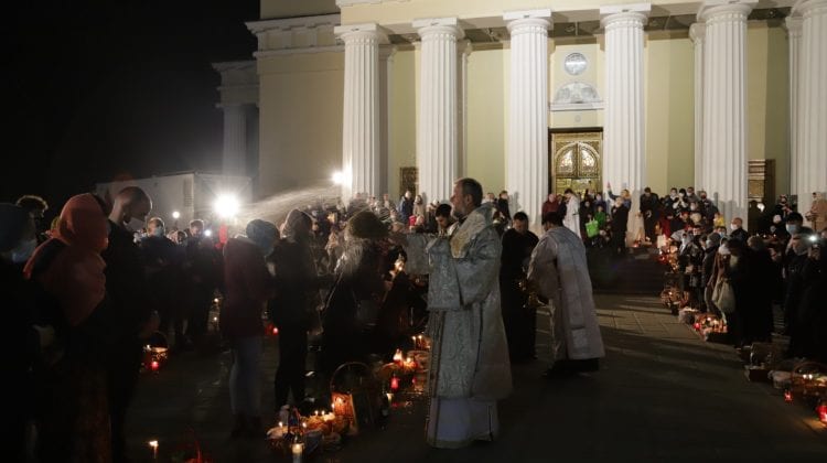 GALERIE FOTO – Slujba din Noaptea Învierii de la Catedrala Mitropolitană