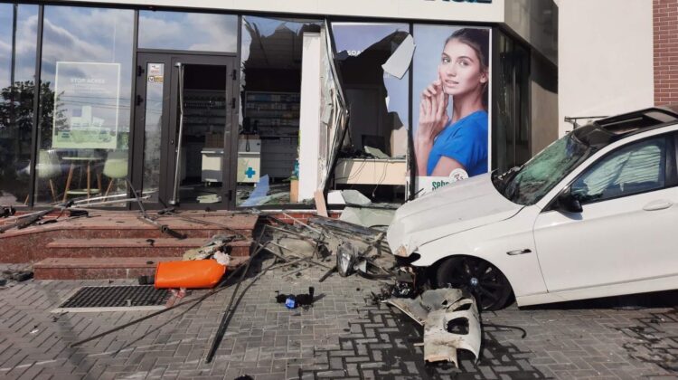 FOTO Șoferul unui BMW a pierdut controlul volanului și a intrat cu automobilul într-o farmacie din Durlești