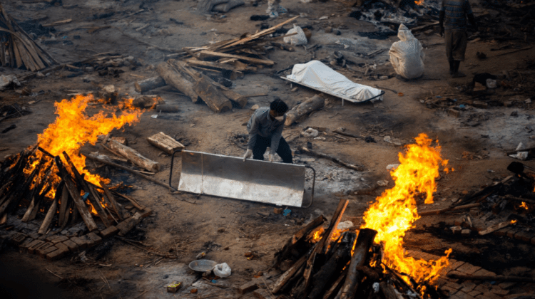 (FOTO) Crematoriile din India au rămas fără spațiu iar cadavrele sunt incinerate în parcuri și pe străzi
