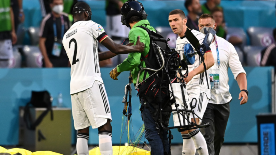VIDEO Înainte de meciul Germania-Franța, un activist a aterizat cu parapanta pe teren. A rănit spectatori!