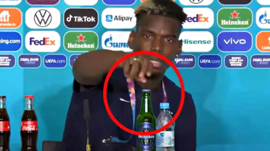 VIDEO Un fotbalist musulman, șocat că i s-a pus bere pe masa de la conferința, susținută după meci. Ce a făcut cu ea?