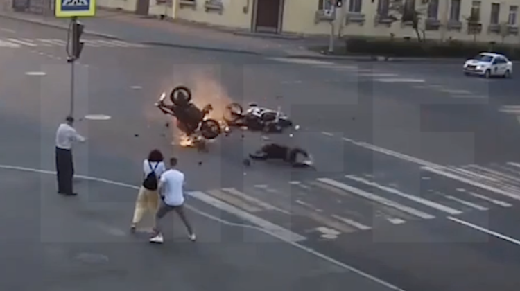 VIDEO Doi motocicliști se împrăștie pe asfalt într-o intersecție după ce unul nu respectă regulamentul circulației