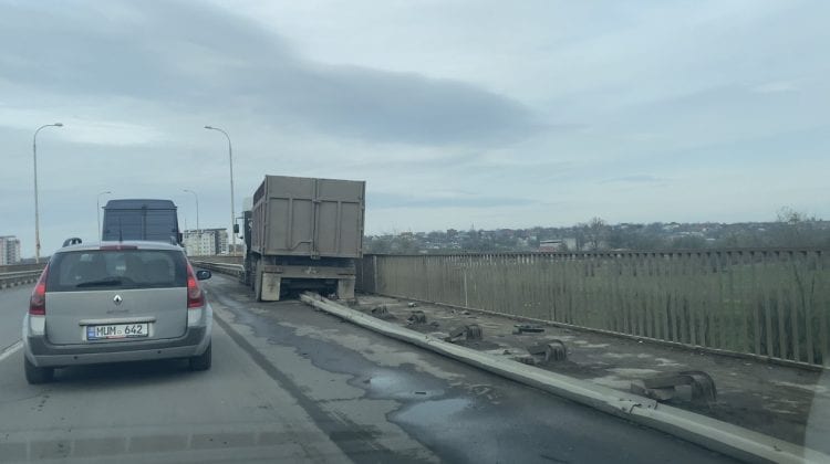 Camionul blocat pe podul de la Sîngera așa și nu a mai fost evacuat. Ce spune poliția