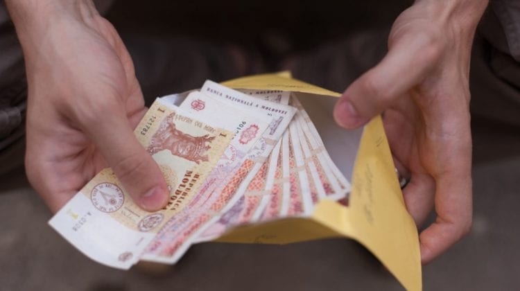 Moldovenii renunță la salariile în plic! Ioniță: Avem un fenomen clar de reducere a economiei tenebre