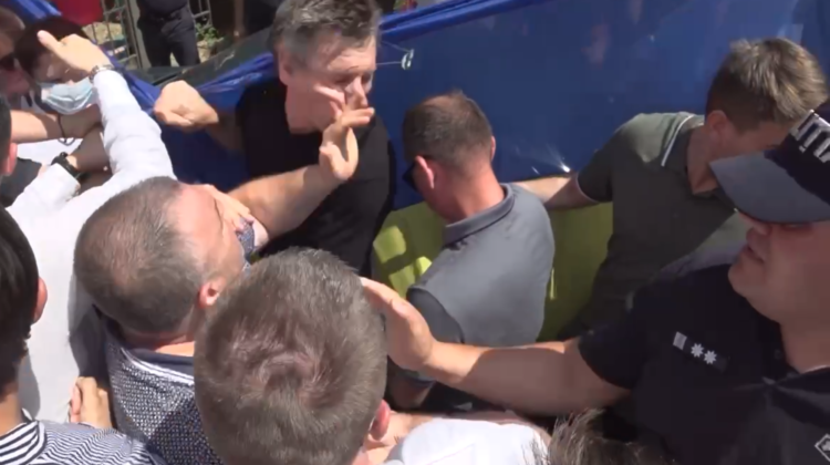 VIDEO I-au sărit și ochelarii! Dorin Chirtoacă a fost pălmuit la sediul PSRM! S-a întâmplat chiar în fața polițiștilor