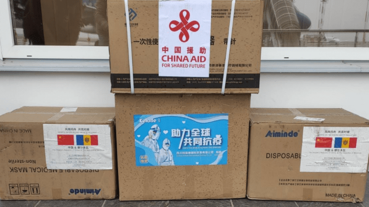 (FOTO) 250 000 de vaccinuri anti-COVID au ajuns la Chișinău! Ce altceva ne-au mai donat chinezii?