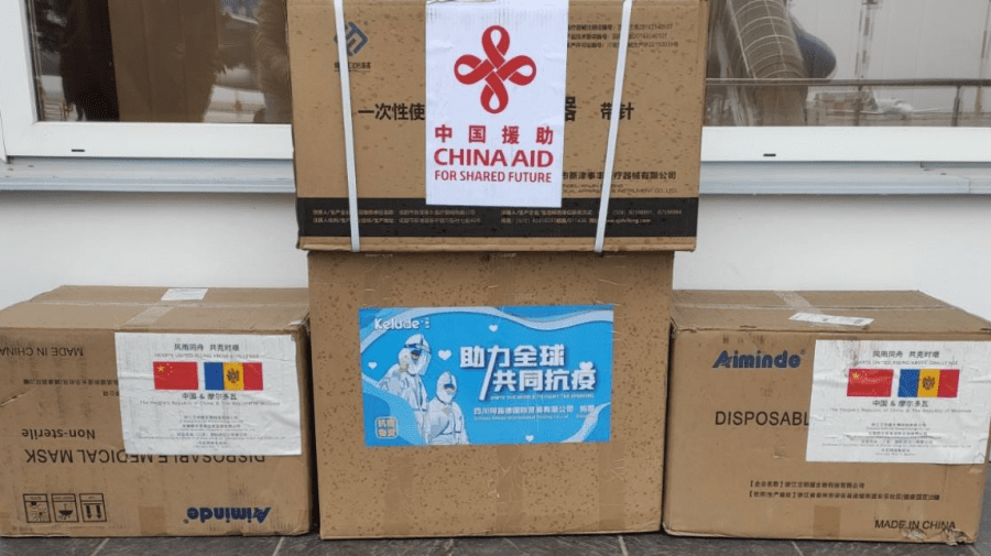 (FOTO) 250 000 de vaccinuri anti-COVID au ajuns la Chișinău! Ce altceva ne-au mai donat chinezii?