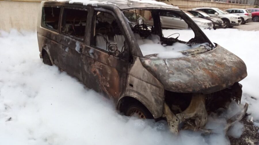 FOTO Patru automobile dintr-o lovitură! Un incendiu violent la Botanica a pus pe jar pompierii