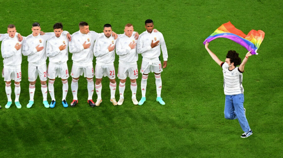 FOTO Un suporter a fluturat drapelul LGBT în timpul imnului! Ce meci urma să se joace la EURO 2020